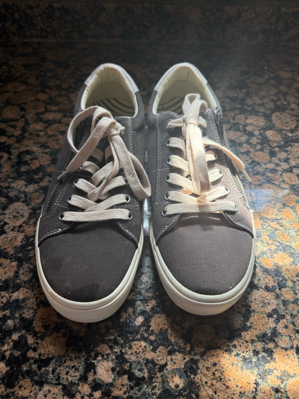 Ladies Taos lace up sneaker Z